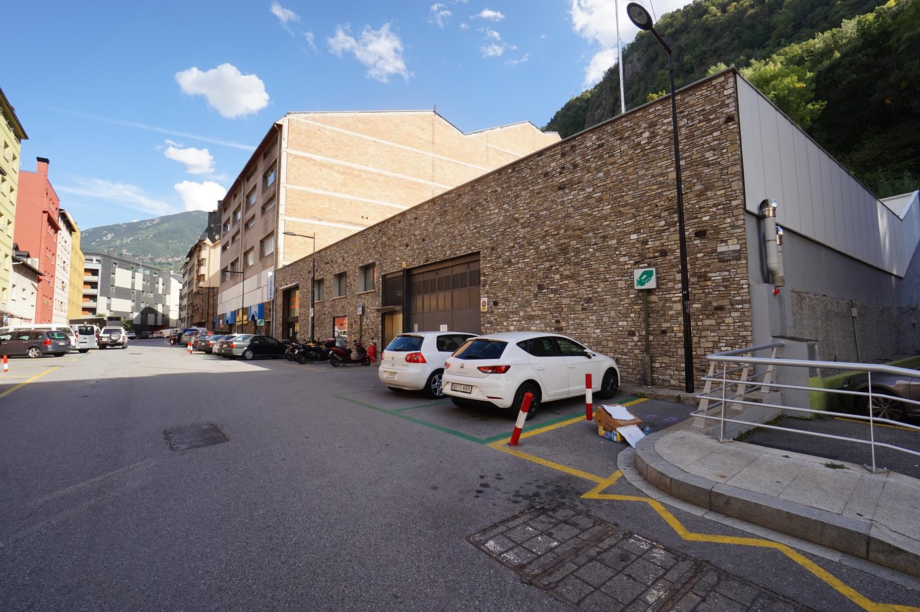 Nave Industrial de alquiler en Andorra la Vella, 1900 metros