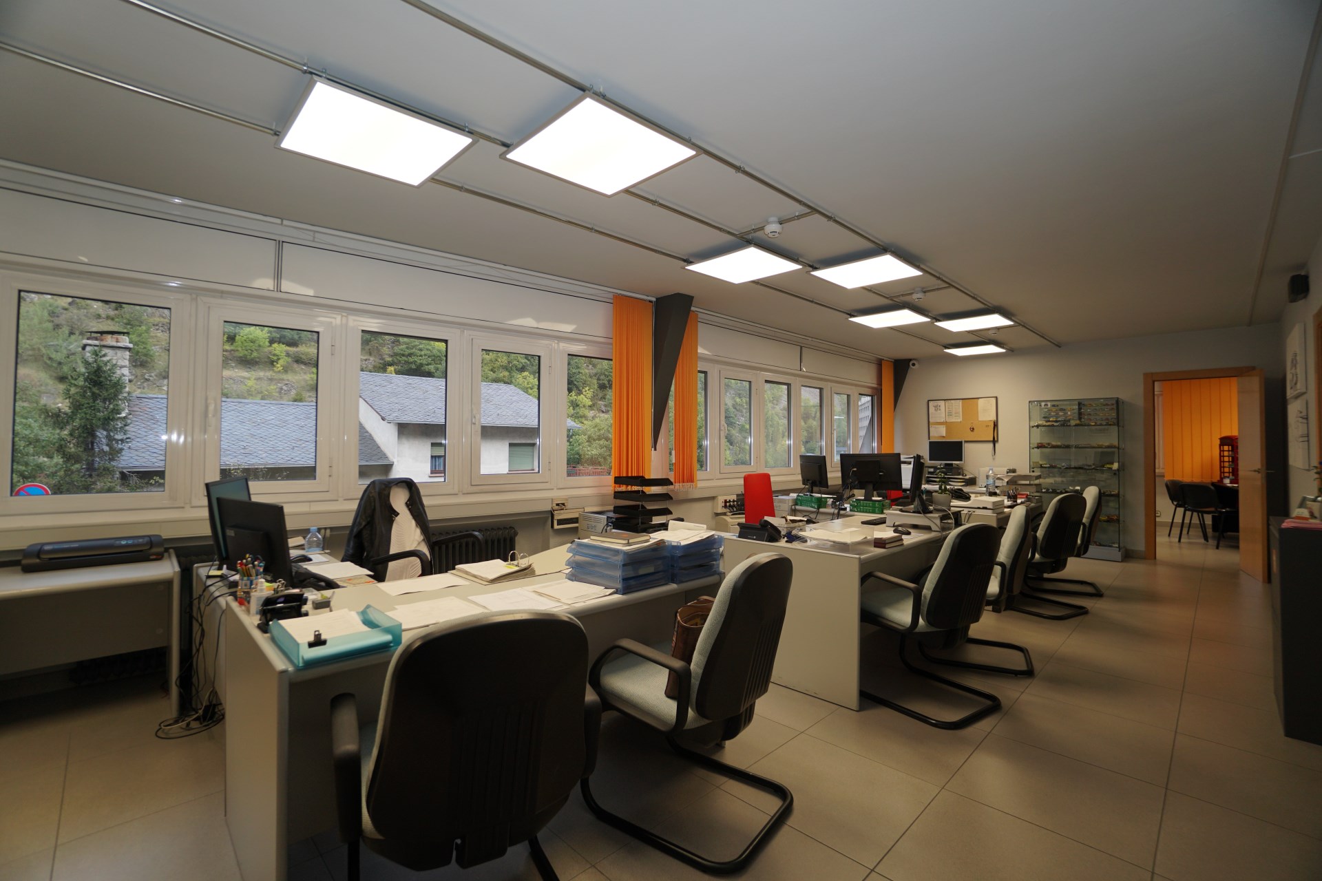 Local comercial de lloguer a Escaldes Engordany, 1381 metres