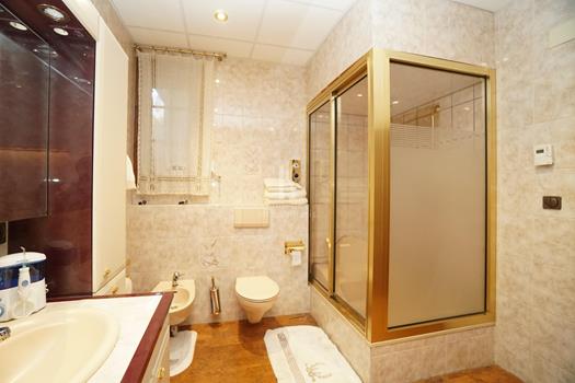 Casa en venta de 4 habitaciones en Andorra la Vella con terraza y parking