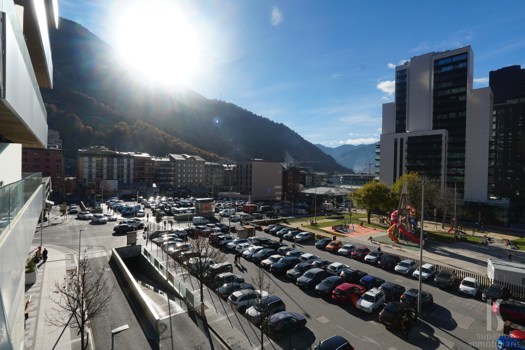 Piso en venta de 3 habitaciones en Escaldes-Engordany con terraza y parking