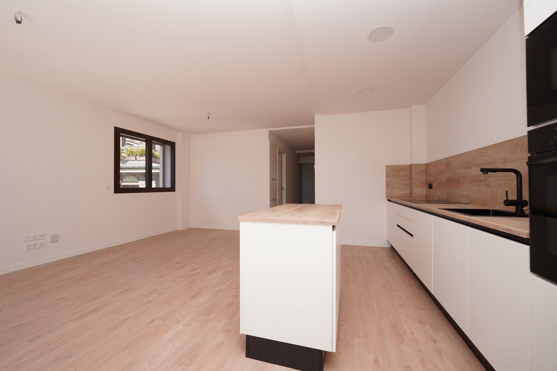 Piso en venta de 3 habitaciones en Encamp con terraza y parking