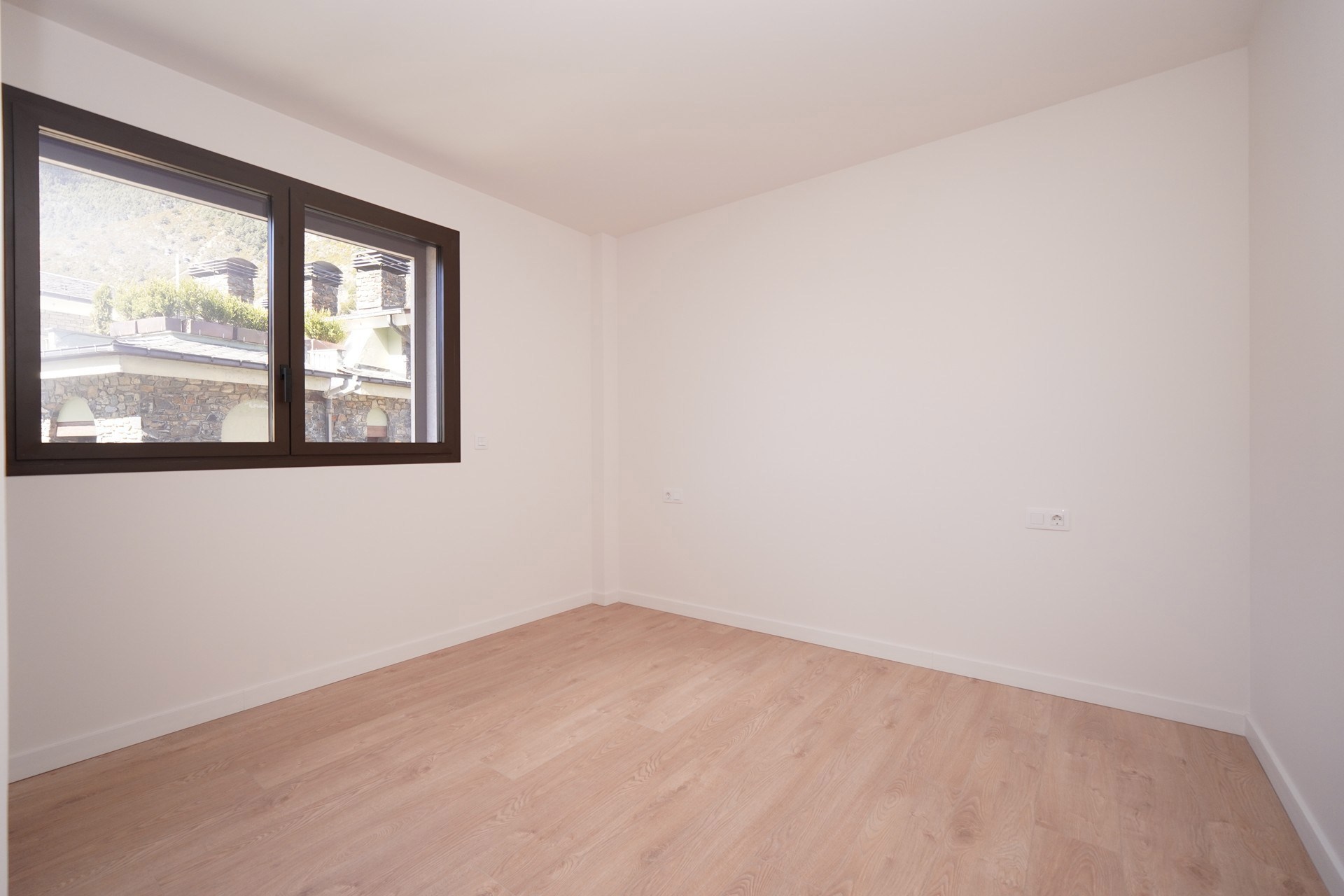 Piso en venta de 3 habitaciones en Encamp con terraza y parking