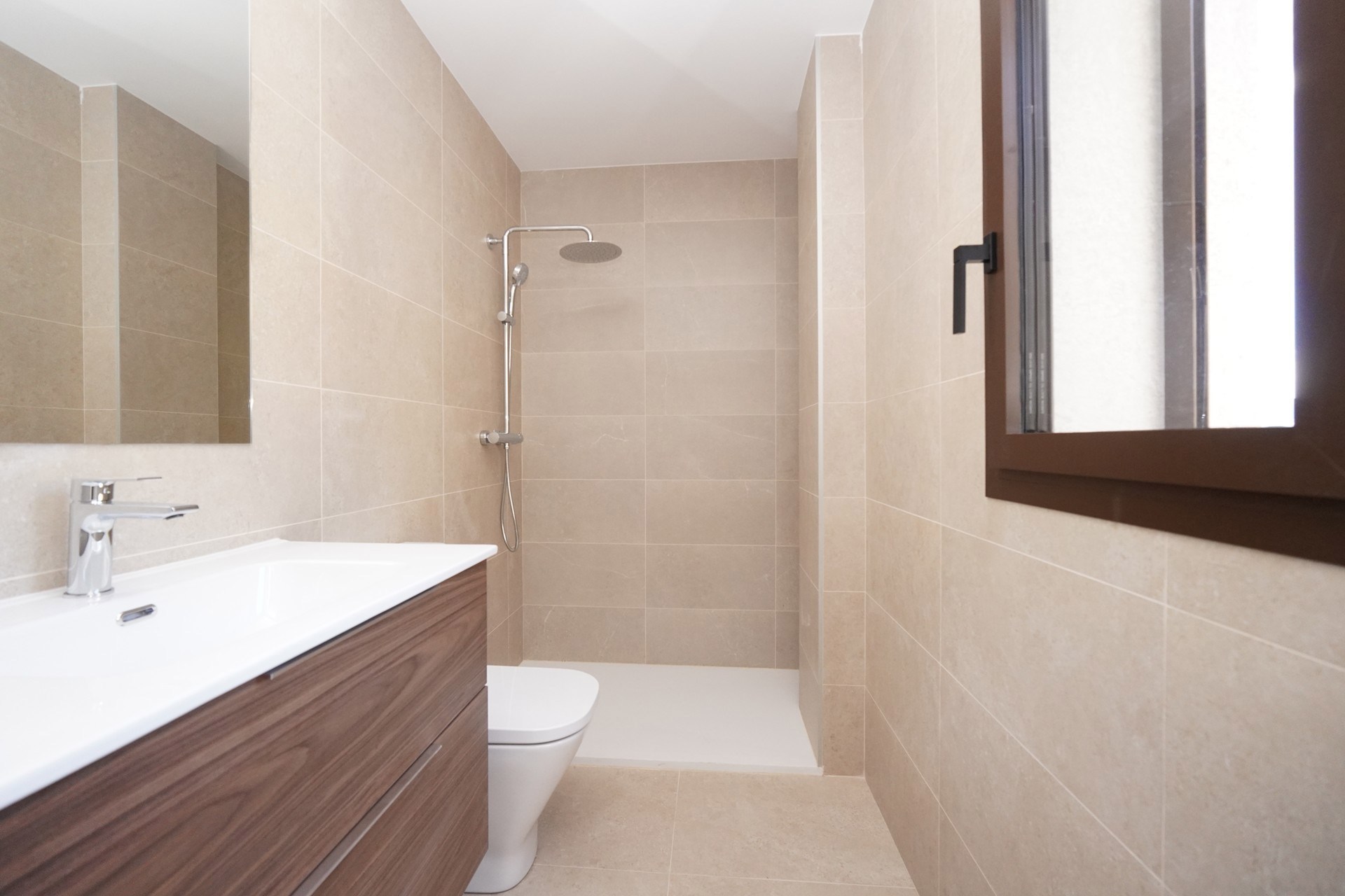 Piso en venta de 3 habitaciones en Encamp con terraza y parking