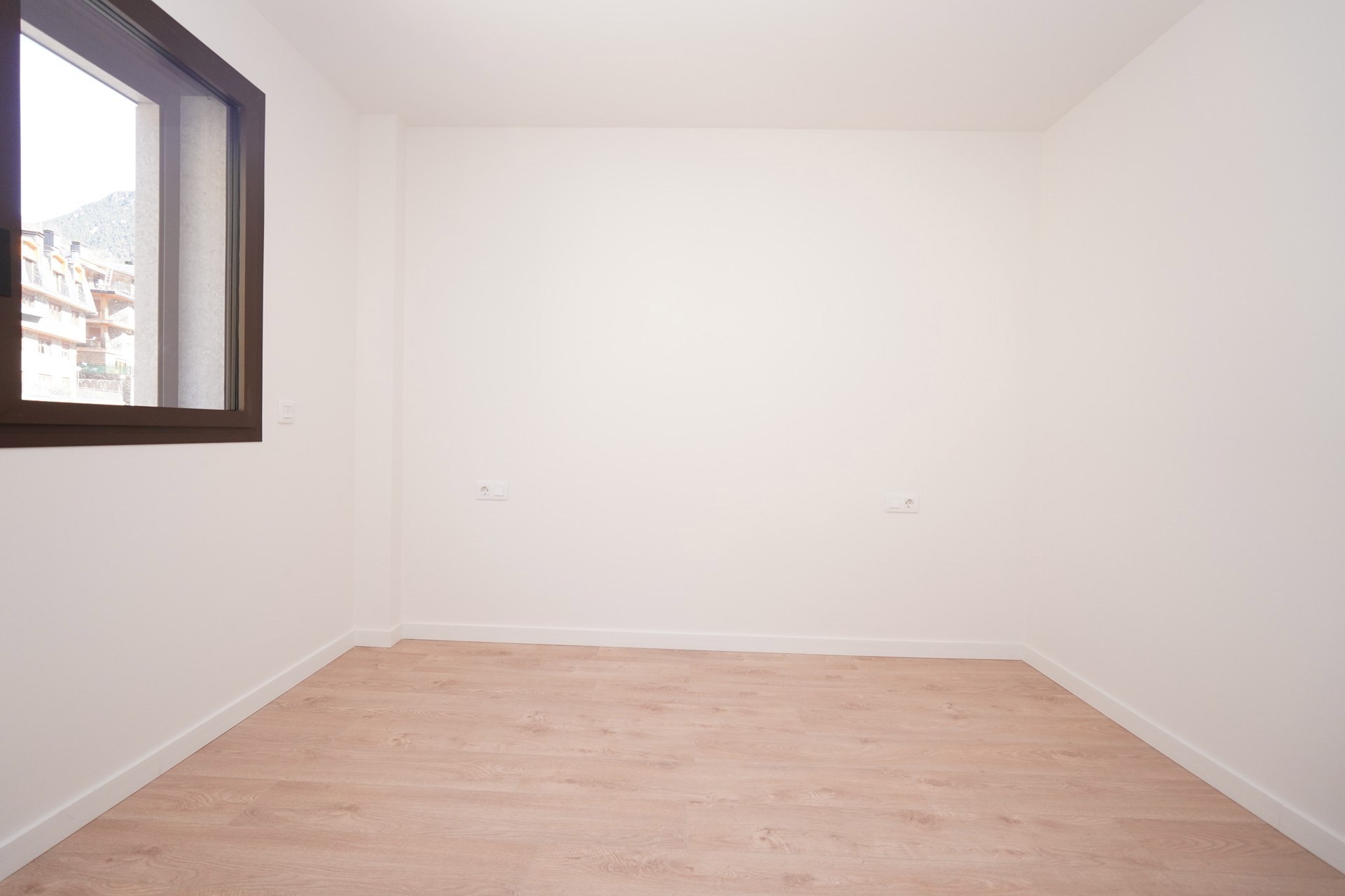 Piso en venta de 3 habitaciones en Encamp con terraza y parking